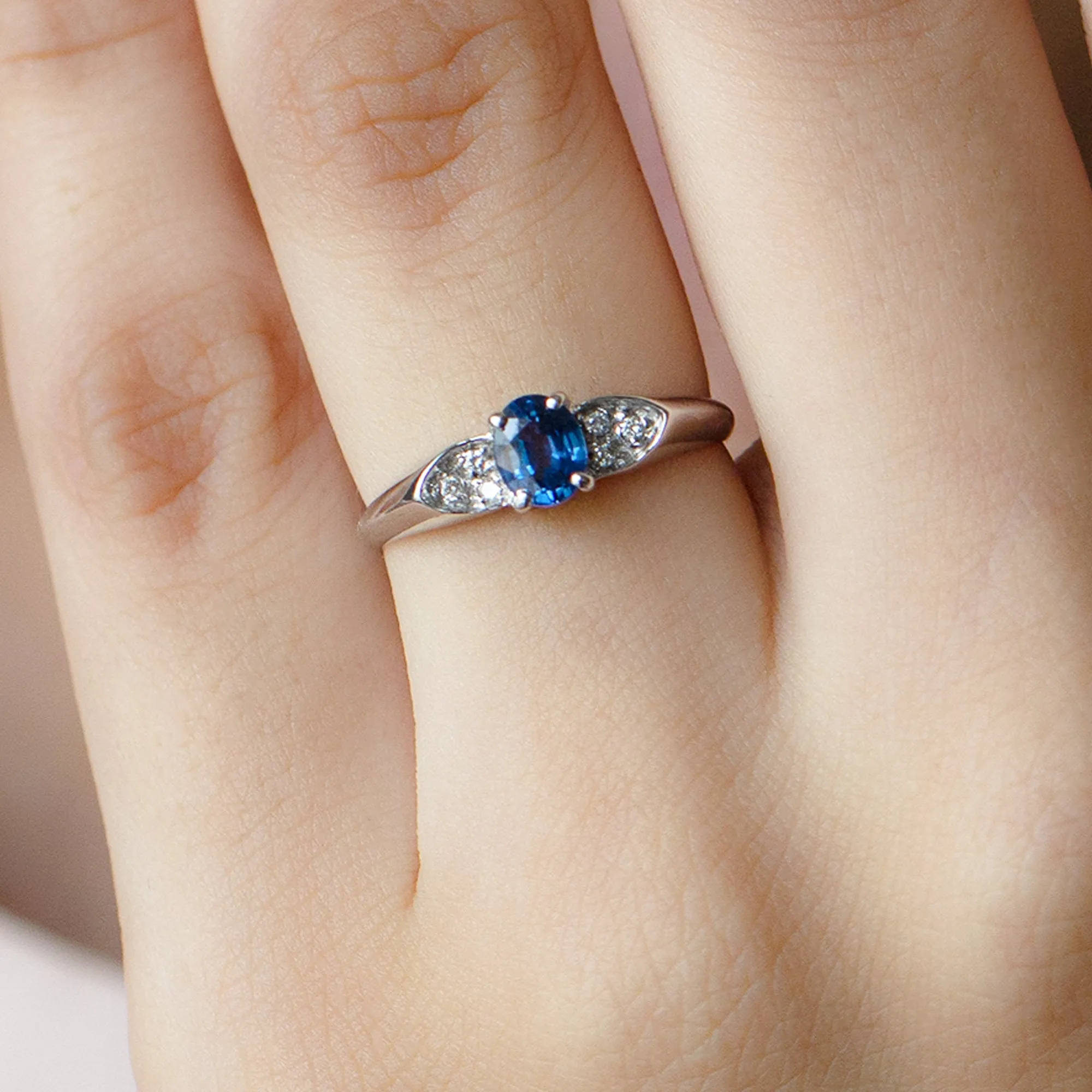 1/2 CT Minimal Oval Cut Blue Sapphire Solitaire Ring with Diamond