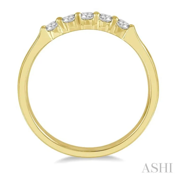 1/4 ctw 5 Stone Round Cut Diamond Wedding Band in 14K Yellow Gold