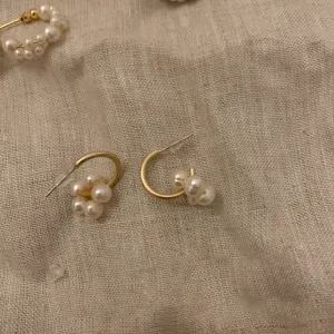 Gold Pearl Cluster Hoop Earrings  jlt11766