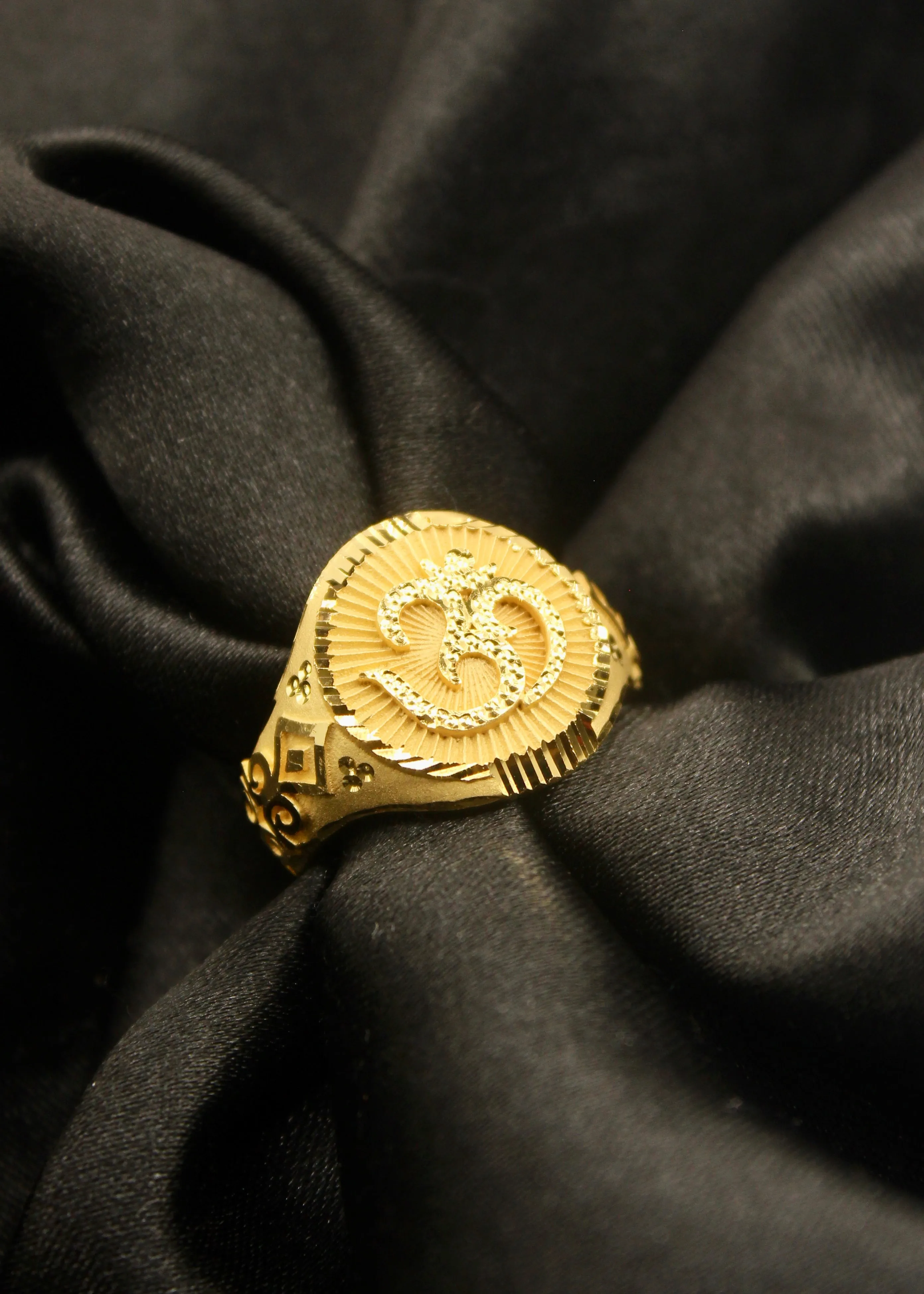 OPULENT GOLD PLATED MEN'S RING